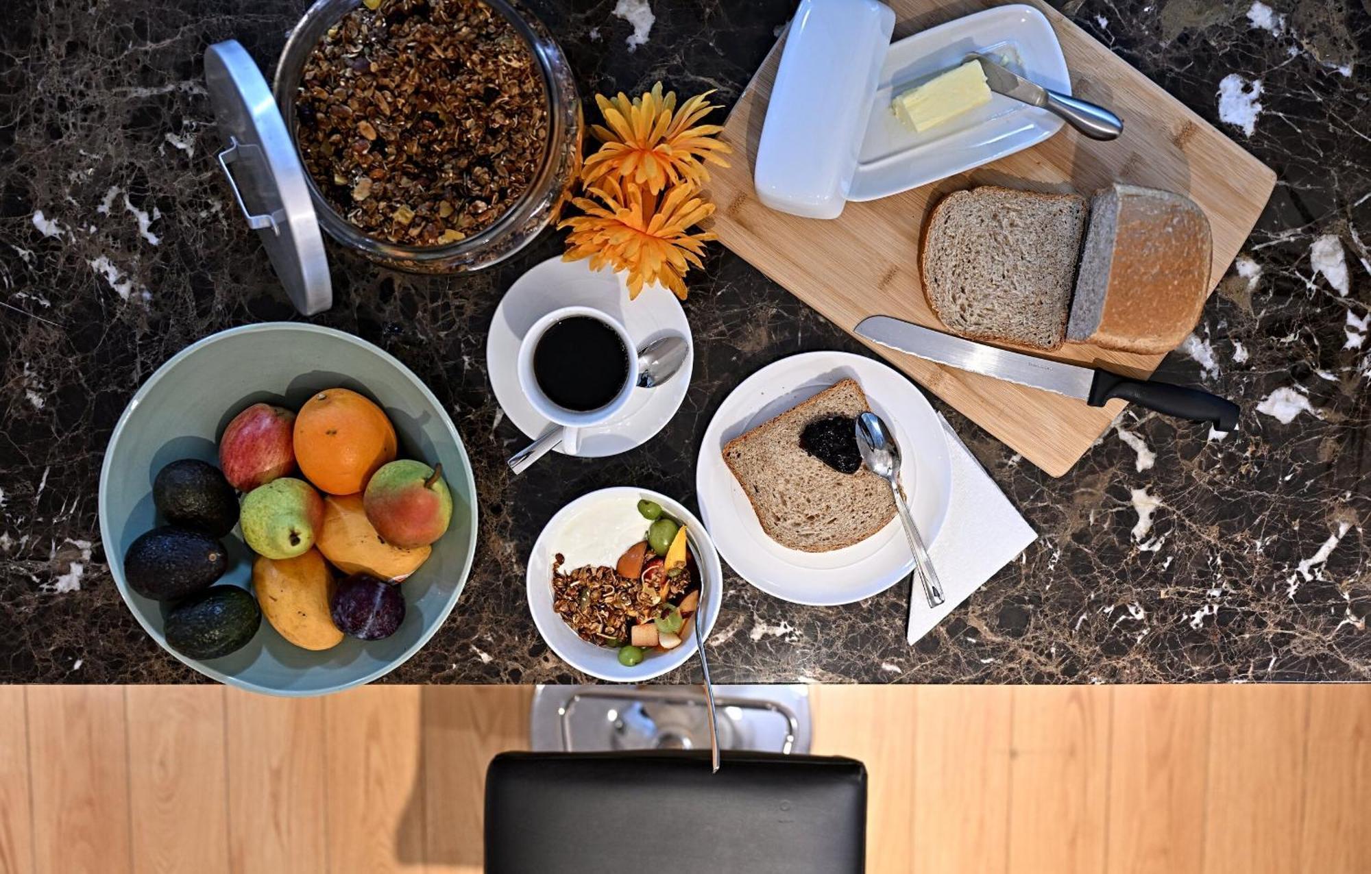 Welcome Home! Acores Bed & Breakfast Торонто Экстерьер фото